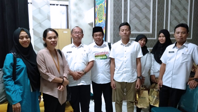 Ketua Koordinator PA P3MD/PID, Iskandar (mengenakan peci) bersama Kepala Dinas Pemberdayaan Masyarakat dan Desa Lamongan, Khusnul Yaqin (tengah berkacamata). (FOTO: istimewa)