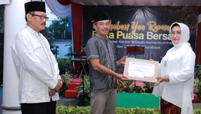 Kepala Lembaga Pemasyarakatan (Kalapas) Kelas IIB Tuban, Sugeng Indrawan, saat menerima penghargaan dari Kakanwil Kemenkum HAM Jawa Timur, Susy Susilawati, Jum'at, (17/05/2019) (Foto: Istimewa)