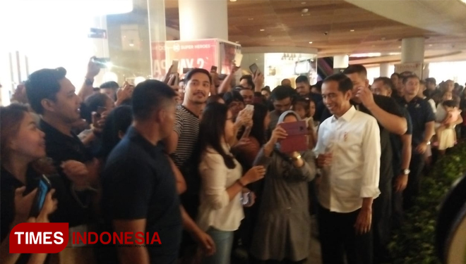 Presiden Jokowi saat menjadi rebutan selfi di Mall Beachwalk Shopping Center yang berlokasi di Kuta, Kabupaten Badung, Bali, pada Jumat (17/5/2019).(FOTO Khadafi/TIMES Indonesia).