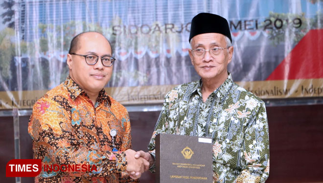 Bupati Bondowoso Drs KH Salwa Arifin saat menerima penghargaan Opini WTP (FOTO: H Tohari for TIMES Indonesia) 