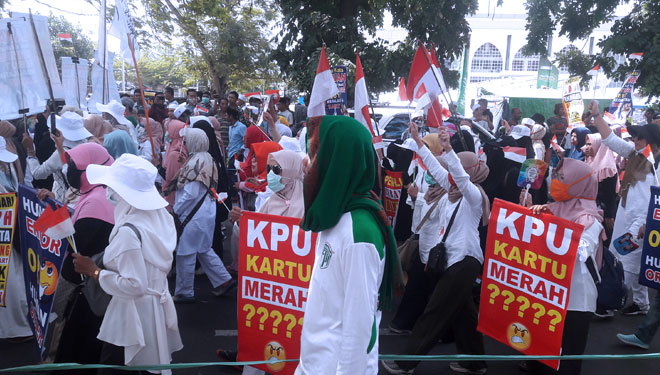 Relawan Prabowo Sandi unjuk rasa di depan KPU-BAWASLU NTB (FOTO: Istimewa)