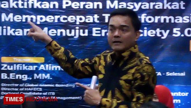Director of HAFECS  Zulkifar Alimuddin saat menjadi narasumber dalam sebuah seminar bertajuk Meningkatkan Kualitas Guru di Era Society 5.0, di Kota Mataram, NTB.(FOTO: Anugrah Dany/TIMES Indonesia) 