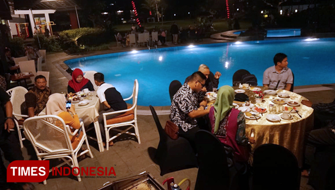 Beautiful scenery at the poolside restaurant El Royale Kartika Wijaya Hotel Batu. (FOTO: Adhitya Hendra Permana/TIMES Indonesia)