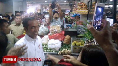 Kunjungi Pasar Badung Presiden Jokowi Beli Buah buahan 