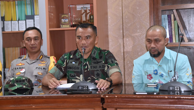 Kapendam V/Brawijaya, Kolonel Inf Singgih Pambudi Arinto (tengah) membantah hoax anggota yang keracunan saat pengamanan kotak suara Pemilu di Surabaya, Jumat (17/5/2019). (FOTO: Istimewa)