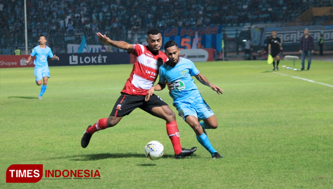Bek kanan Madura United, Marckho Sandi menempel ketat pemain saya Persela Lamongan, Marsel Alexander, Jum'at (17/5/2019). (FOTO: MFA Rohmatillah/TIMES Indonesia)