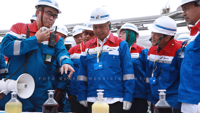 Menteri Riset Teknologi, dan Pendidikan Tinggi, Mohamad Nasir saat meninjau pengolahan RBDPO di Kilang Pertamina Refinery Unit II Dumai, Riau. (FOTO: Kemenristekdikti)
