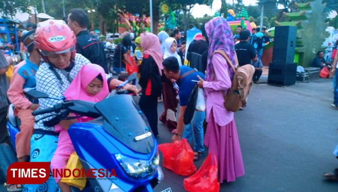 Persatuan Artis, Penyanyi, Pencipta Lagu, dan Pemusik Republik Indonesia (PAPPRI) Tuban, bersama para musisi Tuban saat menggelar acara bagi-bagi takjil dan Ngabuburit di Alun alun Tuban, Sabtu, (18/05/2019) (FOTO: Achmad Choirudin/TIMES Indonesia)