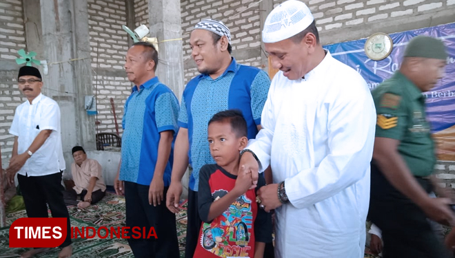 Direksi Pengembangan PT Garam (persero), Edward Hariandja berikan santunan pada 50 anak yatim dan bantuan ke 3 masjid di acara safari Ramadhan, Kamis (16/05). (FOTO: Ridwan/TIMES Indonesia)