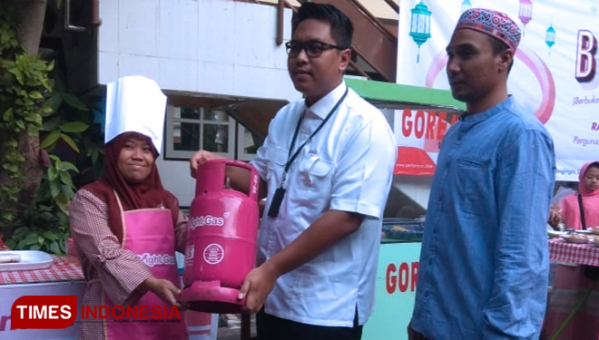 CS Eksekutif LPG wilayah rayon 3 Bagus Sulistio Hadi (Tengah) didampingi Pengurus Hiswana Gresik Toriqi Fajerin saat membagikan tabung Bright Gas (FOTO: Akmal/TIMES Indonesia)