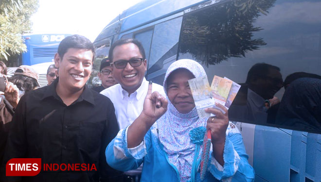 Walikota bersama warga uang baru bersama warga (FOTO: Cas/TIMES Indonesia)
