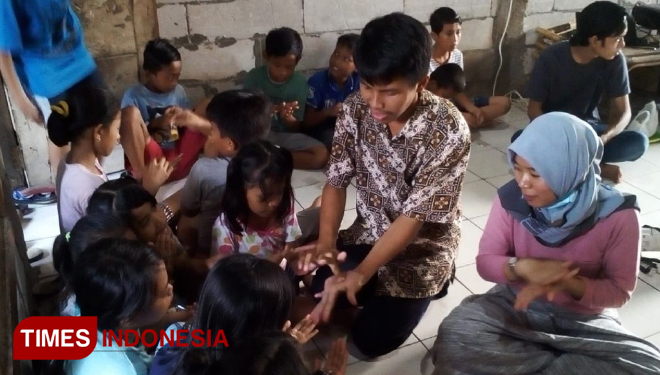 Suasana Komunitas Main Ke Museum ketika main game dengan siswa Rumah Belajar Kebon Bayam. (FOTO: Nazhori Author/TIMES Indonesia)