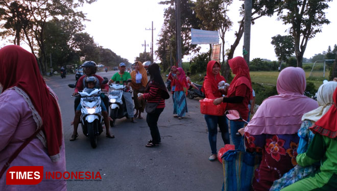 Perkumpulan Emak-Emak Rempong Wates Kediri membagikan takjil pada pengguna jalan. (foto: rofii/TIMES indonesia)