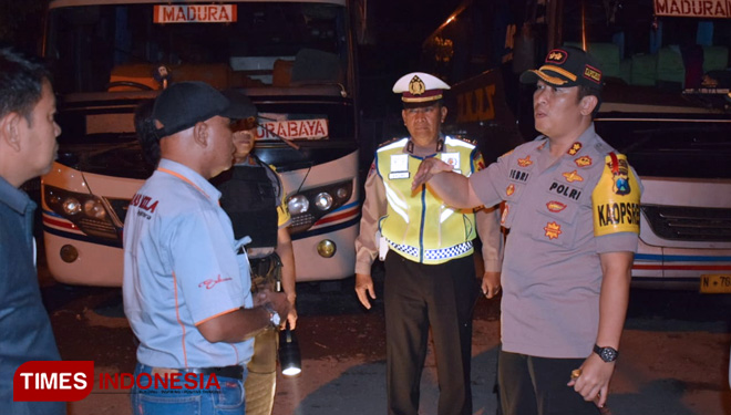 Antisipasi Penumpang Ikut People Power, Polres Bondowoso Razia di Terminal