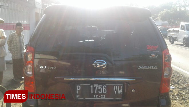 Mobil yang menabrak petugas amal (FOTO: Rizki Alfian/TIMESIndonesia)