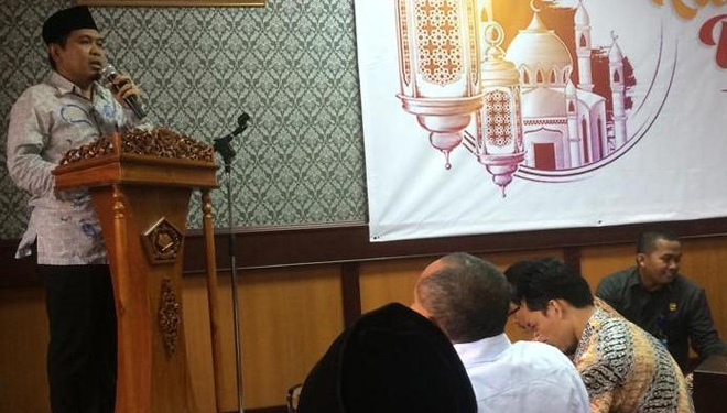 Sesmenag KH Khoiru Huda Basyir saat memberi ceramah Ramadhan di Masjid Kemenag RI. (FOTO: Istimewa)