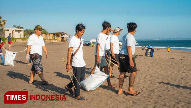 Para karyawan LYD Bali Group saat melakukan Berawa Beach Clean Up di Pantai Berawa, Kabupaten Badung, Bali, Minggu (19/5/2019). (FOTO IST/ TIMES Indonesia).