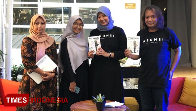 Dosen Ilmu Komunikasi UMY Dr Fajar Junaedi bersama Komisioner KPID Yogyakarta, Dewi Nurhasanah dalam acara lauching dua buku karya mahasiswa UMY. (FOTO: Istimewa/TIMES Indonesia)