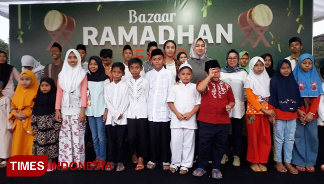 Pengunjung Bazar Ramadhan di Pamulang Tangerang Selatan berfoto bersama. (FOTO: Bayu Prakoso/TIMES Indonesia)