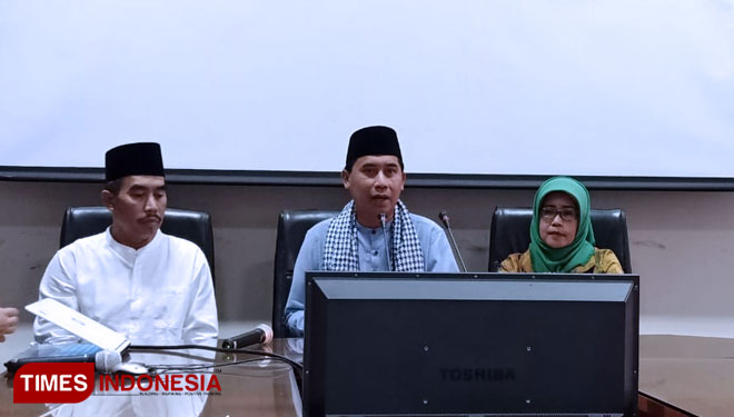 Direktur PDAM Kota Malang, M Nor Muhlas (tengah) saat memberikan keterangan pers. (foto: Imadudin M/TIMES Indonesia)