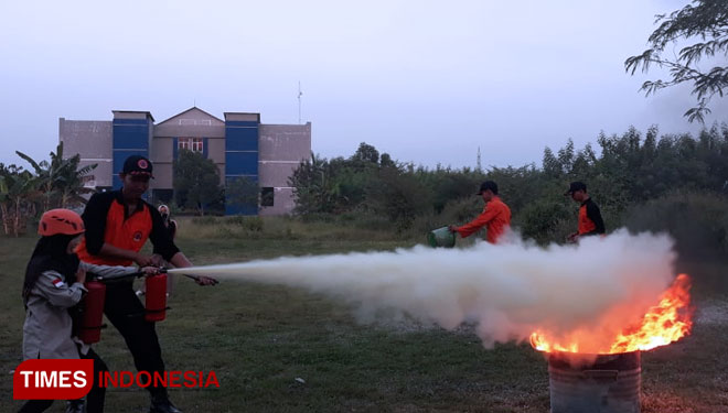 Peserta saat melakukan pemadaman api menggunakan apar. (Foto : Pamula Yohar C /TIMES Indonesia).