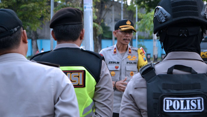 Petugas Polres Batu masuk ke dalam bus untuk memeriksa para penumpang bus. (IST/TIMES Indonesia) 