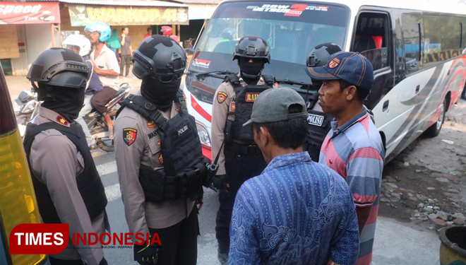 Kapolres Gresik AKBP Wahyu S Bintoro saat razia (Foto: Akmal/TIMES Indonesia).