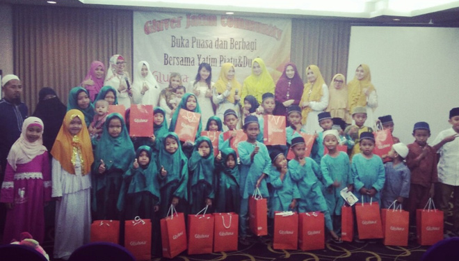 Glutera Lovers Jatim Community bersama anak yatim dan pengurus Panti Asuhan Baitul Yatim, Surabaya (FOTO: Istimewa)