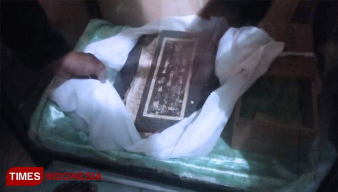 Alquran kuno yang disimpan dalam kotak berkaca, Senin (20/5/2019).(FOTO: Khadafi/TIMES Indonesia).