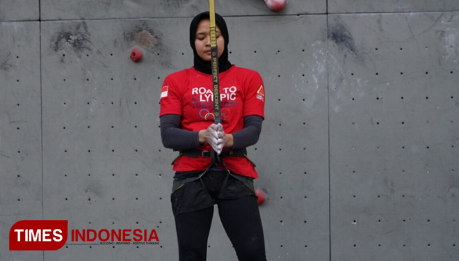 Atlet panjang tebing Aries Susanti Rahayu asal Jawa Tengah ketika latihan. (FOTO: A Riyadi/TIMES Indonesia)