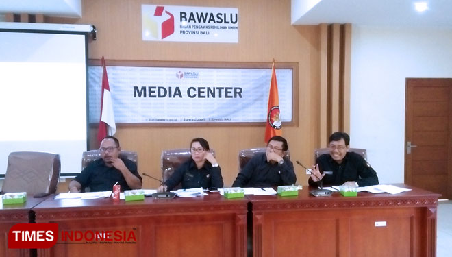 Bawaslu Bali saat menggelar konferensi pers, Senin(20/5/2019). (FOTO: Khadafi/TIMES Indonesia).