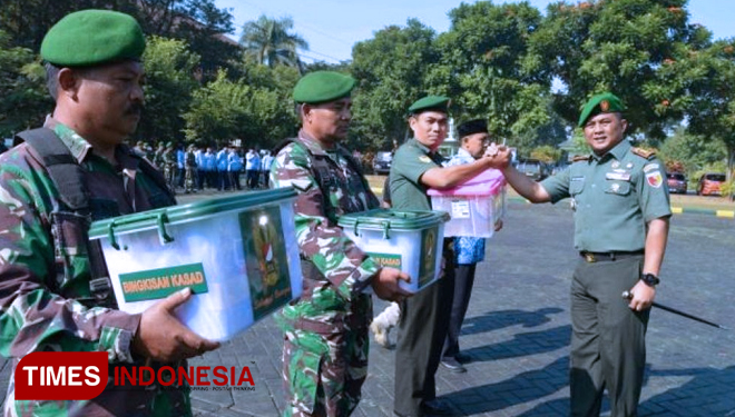 Dandim 0818 menyerahkan Bingkisan Lebaran dari Kasad dan Koperasi Kodim 0818. (FOTO: AJP/TIMES Indoensia)