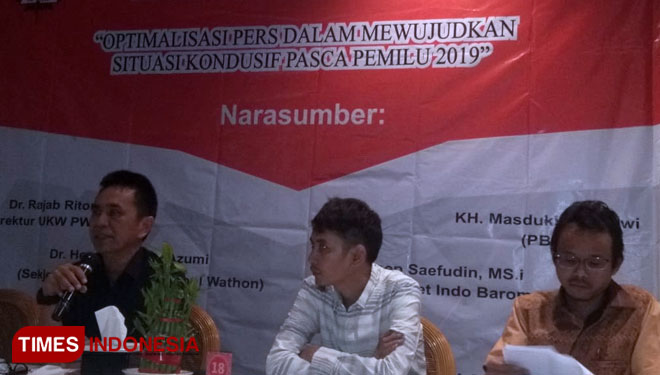 Direktur Uji Kompetensi Wartawan Persatuan Wartawan Indonesia (UKW PWI) Pusat, Rajab Ritonga (satu dari kiri) dalam sebuah diskusi bertajuk 'Optimalisasi Pers dalam Mewujudkan Situasi Kondusif Pasca Pemilu 2019' yang digelar di kawasan Jakarta Timur. (Ist