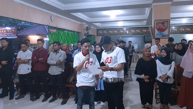Muchlas Jaelani didampingi ketua BEM Soloraya, Muahmmad Arief Oksya, saat membacakan poin-poin komitmen kawal persatuan pasca pilpres (FOTO: Moh Aidi)