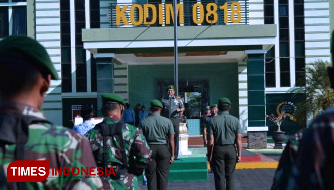 Dandim 0818 memimpin Upacara Hari Kebangkitan Nasional ke 111 di Makodim 0818. (FOTO: AJP/TIMES Indonesia)