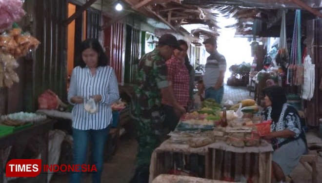 Babinsa Koramil 0818/ 06 Sumberpucung monitoring harga Sembako di Pasar Tradisional Desa Sumberpucung. (FOTO: AJP/TIMES Indonesia)