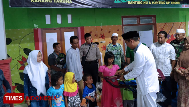 Penyerahan Secara Simbolis Paket Sembako dan Santunan Terhadap Anak Yatim di Kelurahan Ardirejo Oleh Lurah Rocky Syahbana (Foto Fawaid Aziz/Times Indonesia)
