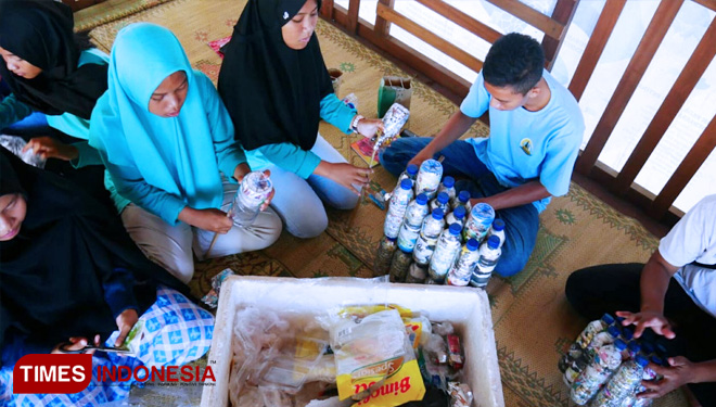 Mahasiswa UGM menginisiasi pelatihan pembuatan ecobrik untuk mengurangi sampah plastik di Pantai Trisik, Kulon Progo. (FOTO: Istimewa/TIMES Indonesia)