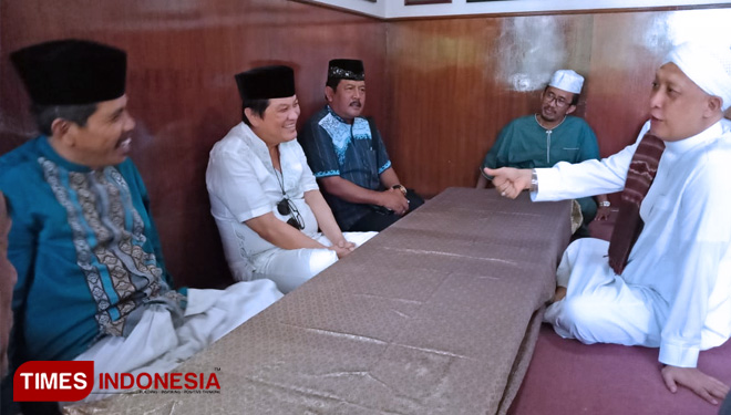 Komisaris Utama PT ACA (Anugerah Citra Abadi) , Iwan Kurniawan saat meminta doa restu kepada Kyai Abdullah Said untuk menjalani Pekan Islami PT ACA di Kabupaten Malang. (FOTO: Widodo irianto/TIMES Indonesia) 