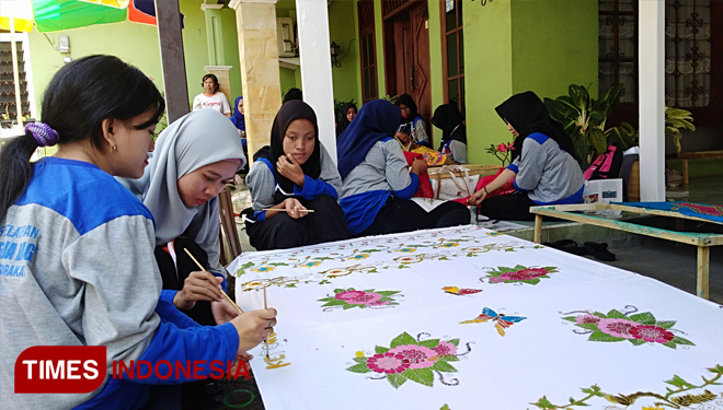 Para penyandang Disabilitas saat mengikuti pelatihan membatik yang diadakan Disnaker Kabupaten Malang. (Foto : Binar Gumilang / TIMES Indonesia)
