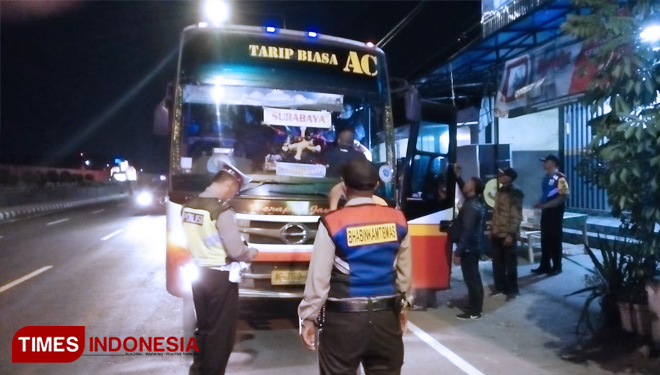 Polisi merazia bus angkutan umum (FOTO: Canda Adisurya/TIMES Indonesia)