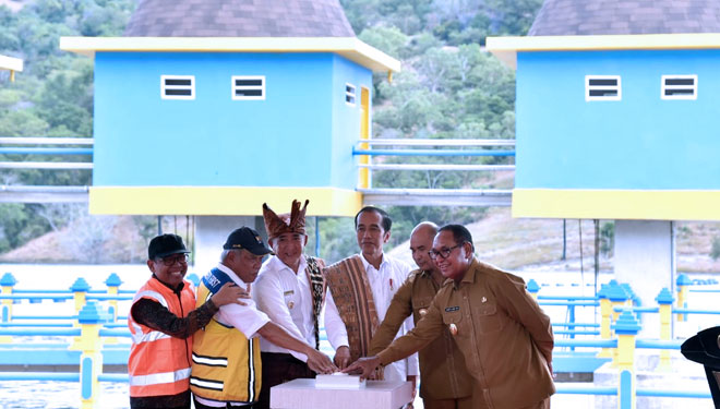 Presiden Jokowi meresmikan Bendungan Rotiklot di Desa Fatuketi, Kecamatan Kakuluk Mesak, Kabupaten Belu, NTT, Senin (20/5/2019). (Foto: BPMI)