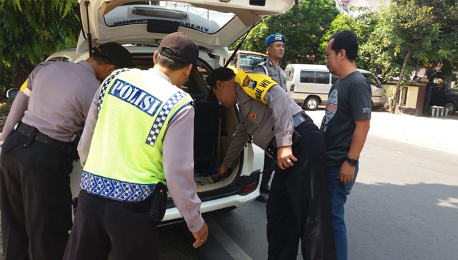 Petugas gabungan melakukan razia di sejumlah kendaraan umum dan pribadi yang melintas di Lamongan, Senin, (20/5/2019). (FOTO: istimewa)