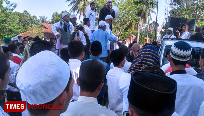 Peserta aksi damai yang digelar oleh Relawan Capres 02 Prabowo-Sandi di depan Kantor KPU Bondowoso (FOTO: Moh Bahri/TIMES Indonesia) 