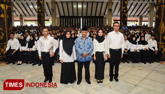 Plt Bupati Malang Drs HM Sanusi MM saat berfoto bersama dengan para penerima SK CPNS. (Foto : Humas Pemkab Malang for TIMES Indonesia)