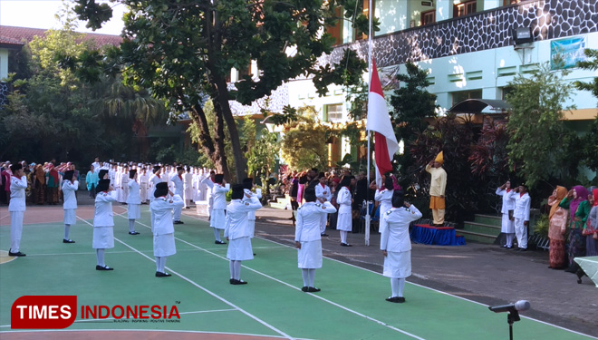 Menteri Pendidikan dan Kebudayaan (Mendikbud RI)  Muhadjir Effendy menjadi inspektur upacara di SMP N 1 Malang. (FOTO: Imadudin M/TIMES Indonesia)