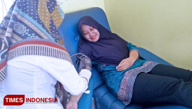 Salah satu pendonor di Unit Transfusi Darah (UTD) Palang Merah Indonesia (PMI) Magetan. (Foto: Candra Aditya/TIMES Indonesia)