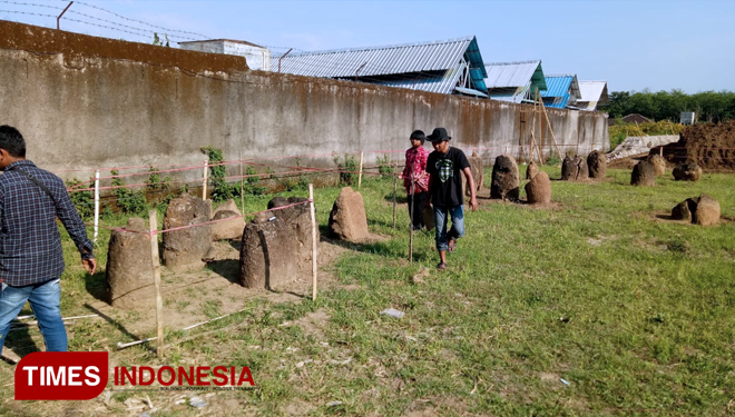 Anggota Masyarakat Peduli Cagar Budaya Bondowoso saat memagari situs megalitikum menggunakan rafia. Hal itu sebagai bentuk keprihatinan atas rusaknya beberapa benda bersejarah tersebut (FOTO: Moh Bahri/TIMES Indonesia) 