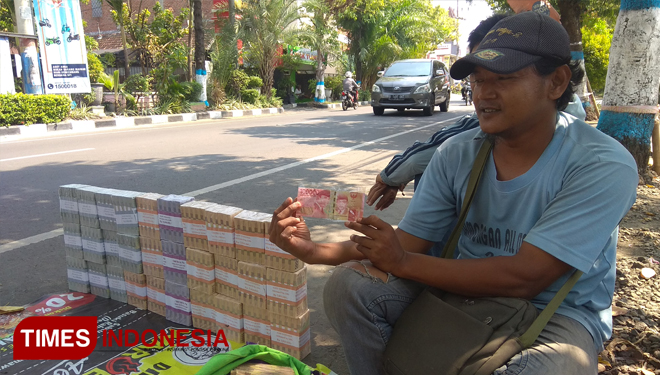 Zubairi menunjukkan contoh uang palsu yang selalu Ia bawa, Senin (20/5/2019). (FOTO: MFA Rohmatillah/TIMES Indonesia)