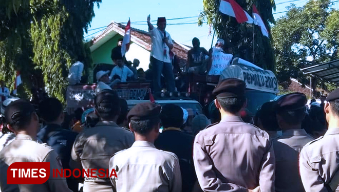 Massa AMPD di Situbondo melakukan aksi damai dengan mendatangi Bawaslu dan KPU (Foto:Uday/TIMES Indonesia). 